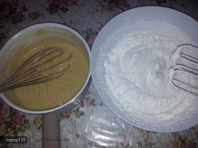 Tort Fluture cu Crema de Sampanie si Fructe de Padure