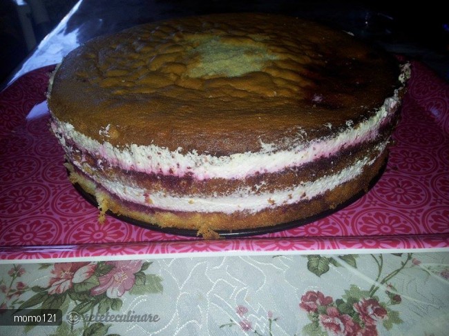 Tort Fluture cu Crema de Sampanie si Fructe de Padure