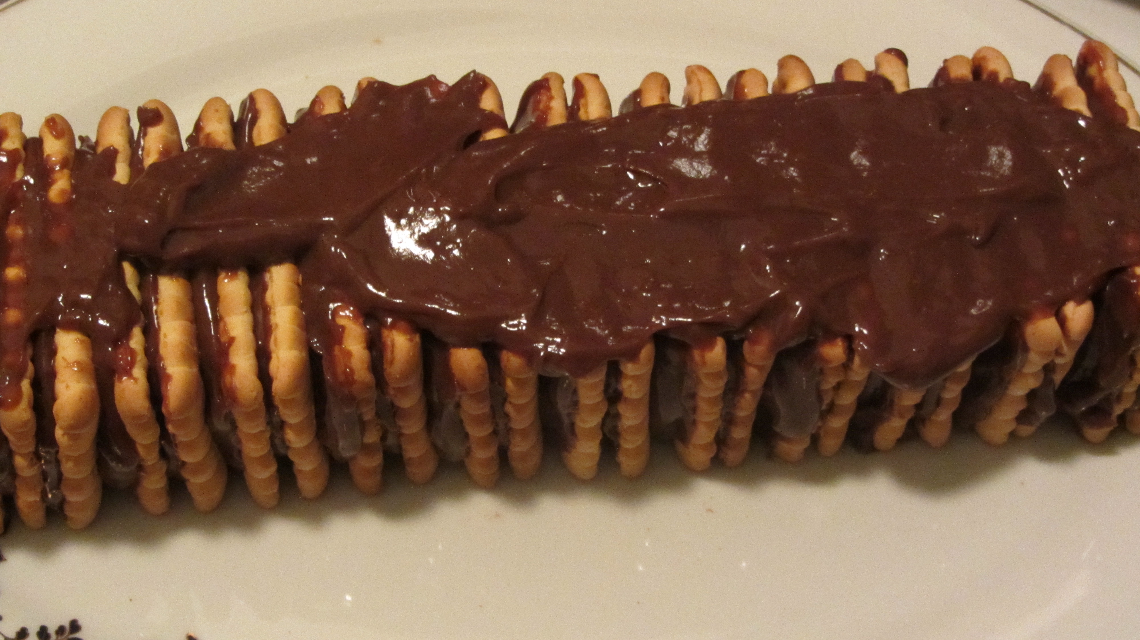Tort de biscuiti cu crema de ciocolata si nuci caramelizate - de post