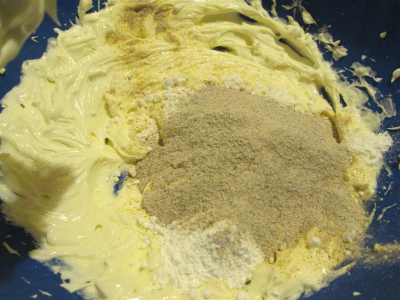 Prajitura din albusuri cu ciocolata si crema de branza cu ness