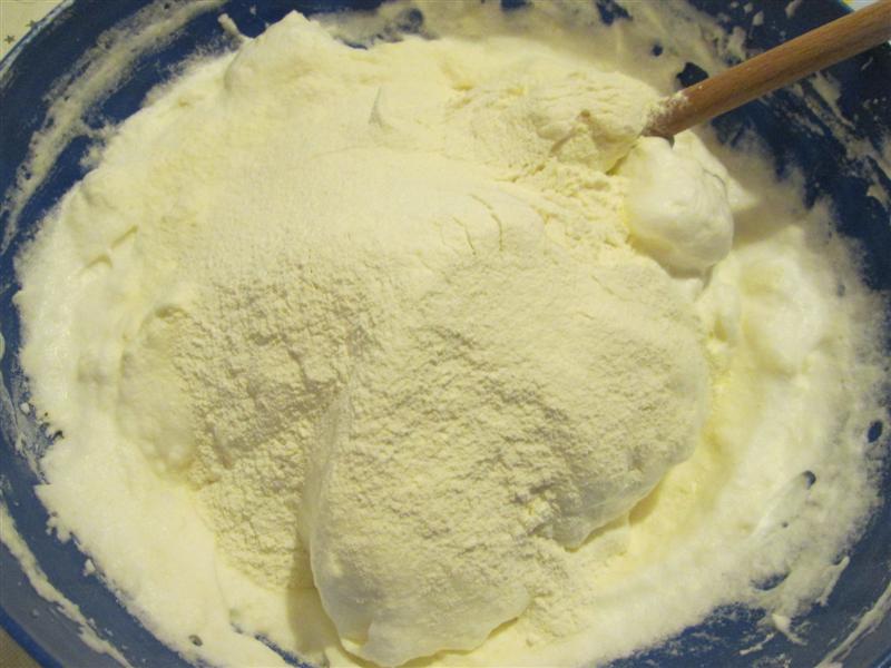 Prajitura din albusuri cu ciocolata si crema de branza cu ness