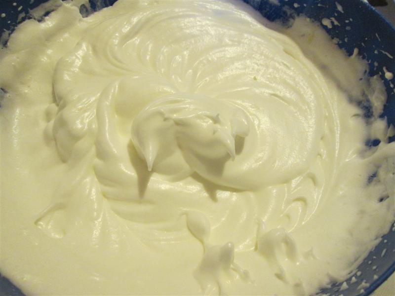 Prajitura din albusuri cu ciocolata si crema de branza cu ness