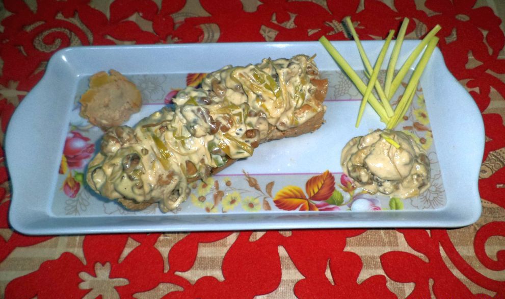 Rulada de porc umpluta cu ananas si sos alb de nuci