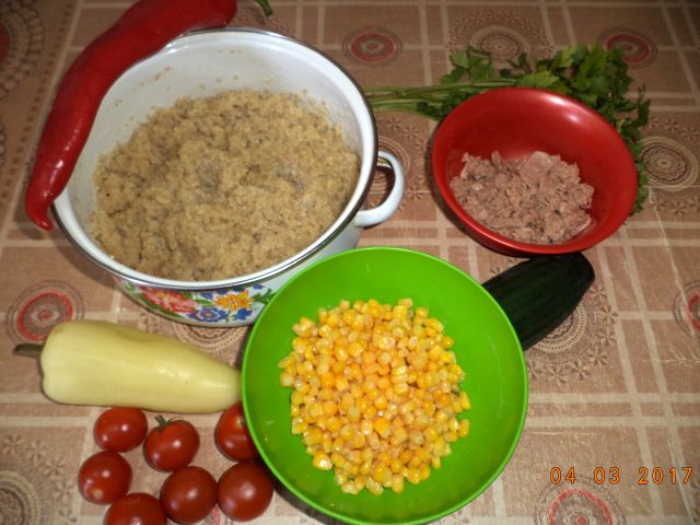Salata cu quinoa, ton si migdale