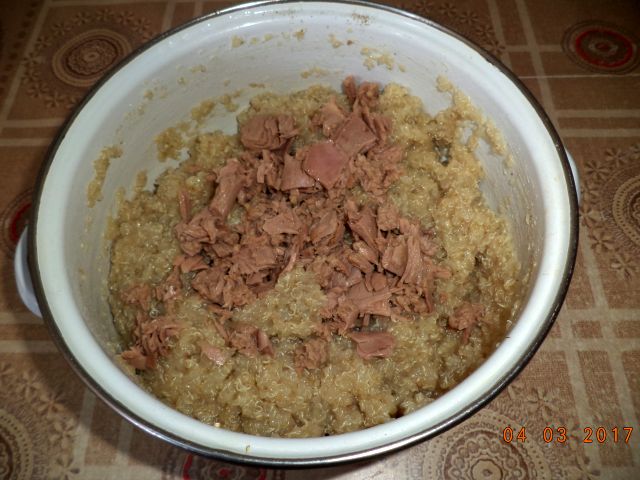 Salata cu quinoa, ton si migdale