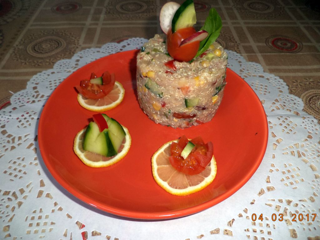 Salata cu quinoa, ton si migdale