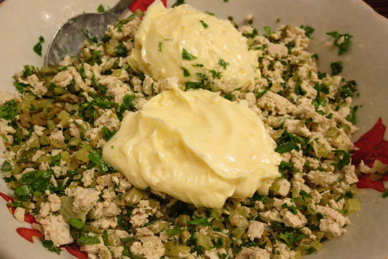 Salata de pui cu ciuperci si castraveciori acri