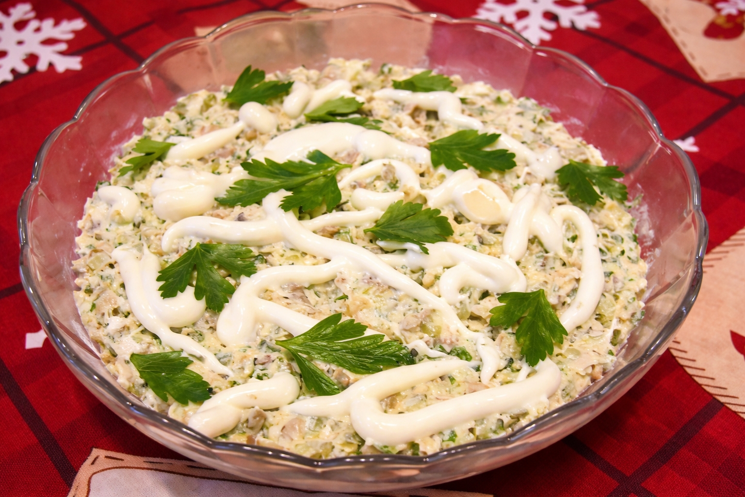 Salata de pui cu ciuperci si castraveciori acri