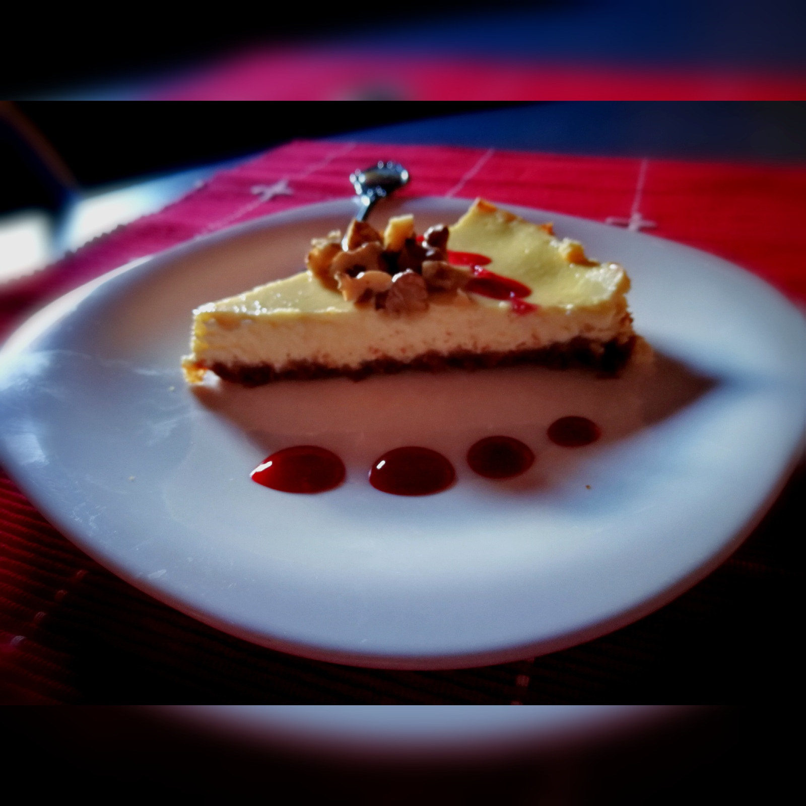 Cheesecake mai sanatos, cu iaurt, nuci si sos de zmeura