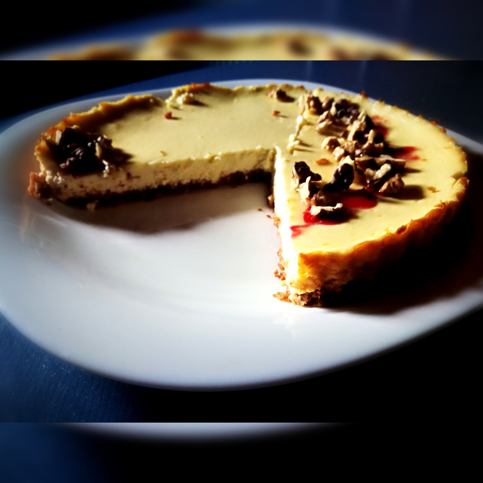 Cheesecake mai sanatos, cu iaurt, nuci si sos de zmeura