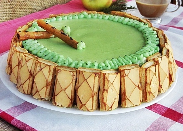 Tort de mere cu glazura verde