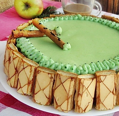 Tort de mere cu glazura verde
