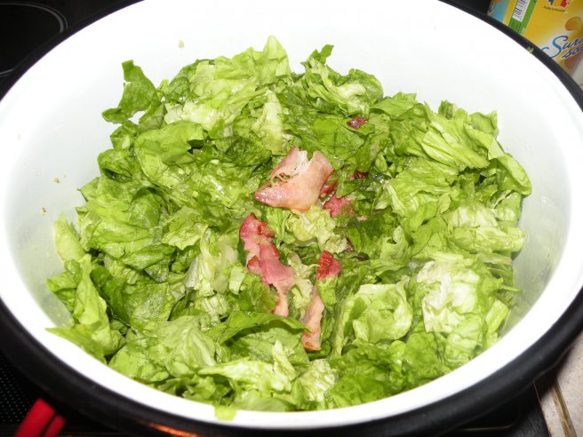 Ciorba de salata verde cu kaiser si bacon