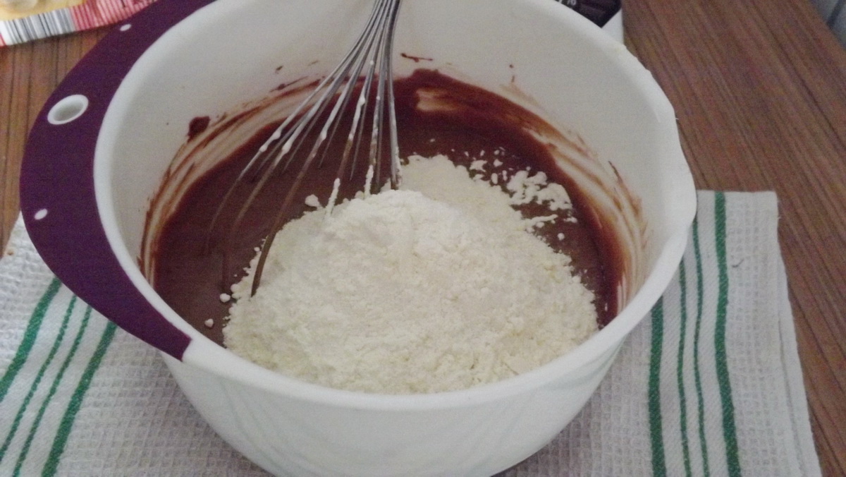 Tort cu ciocolata, nuci si crema de dovleac cu branza