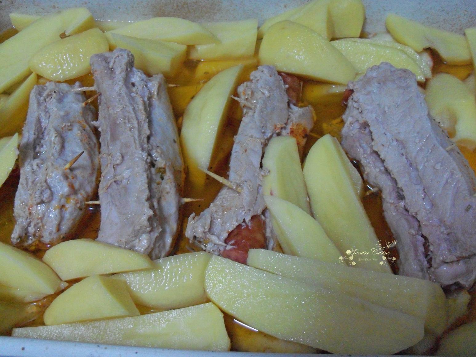 Platou de toamnă cu ruladă de porc, mere, cartofi copţi şi muraturi