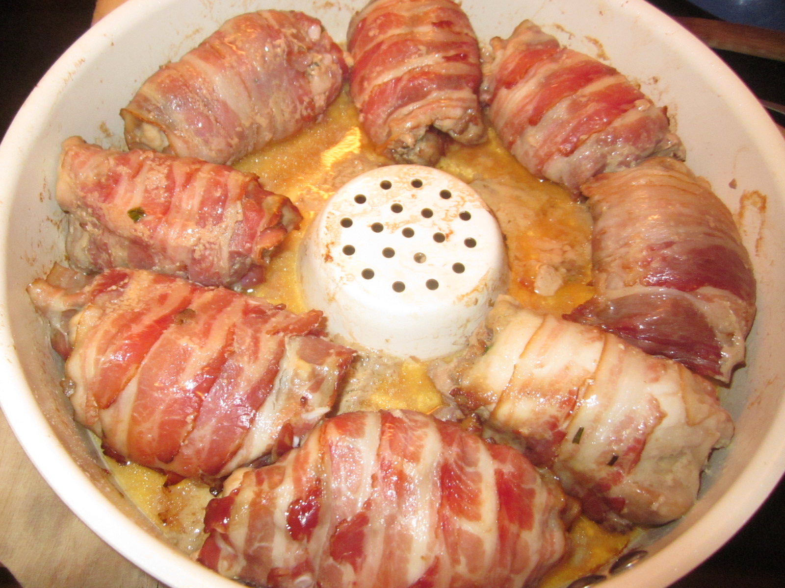 Pulpe de pui umplute invelite in bacon