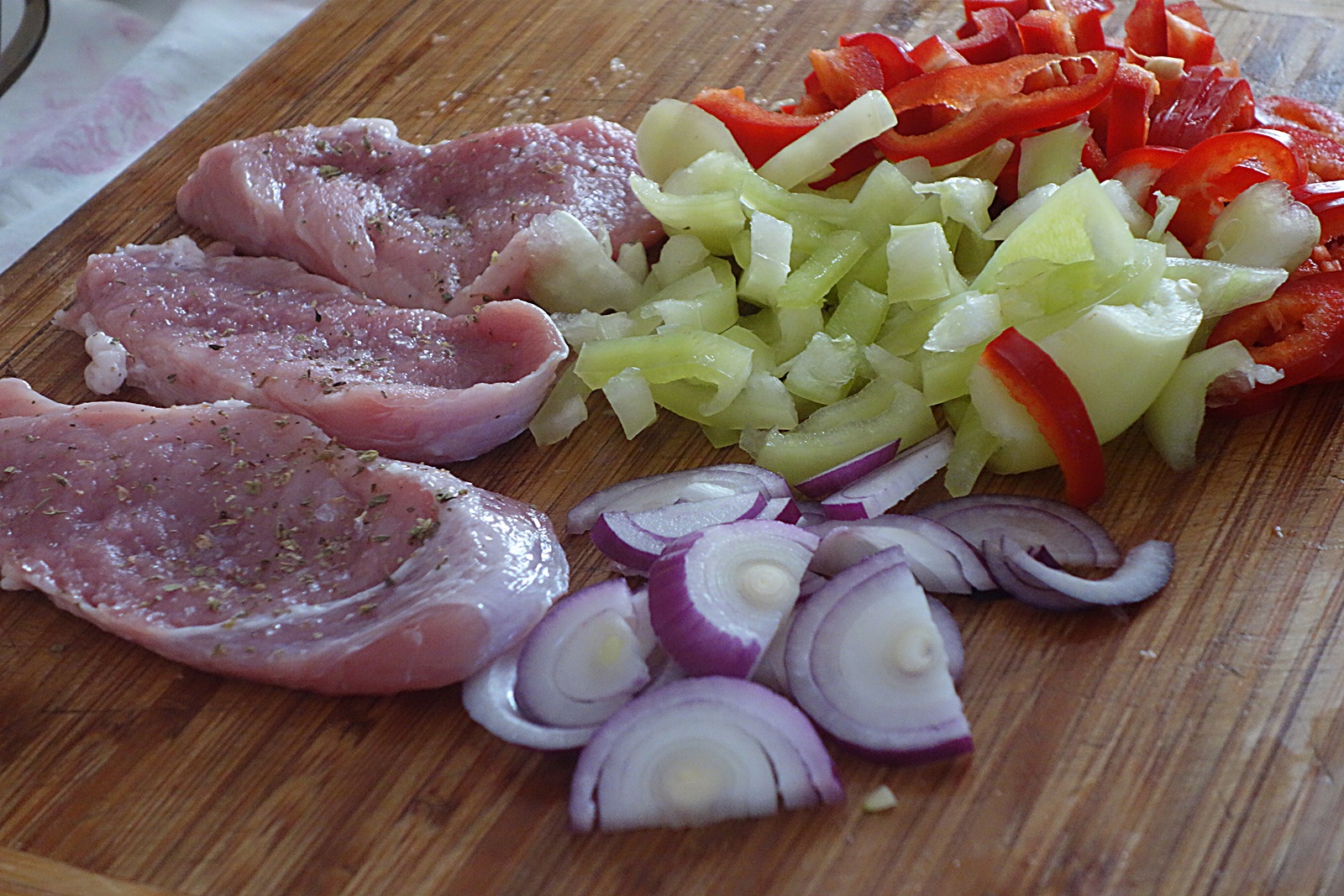 Turtite din cartofi cu legume sotate si muschiulet de porc