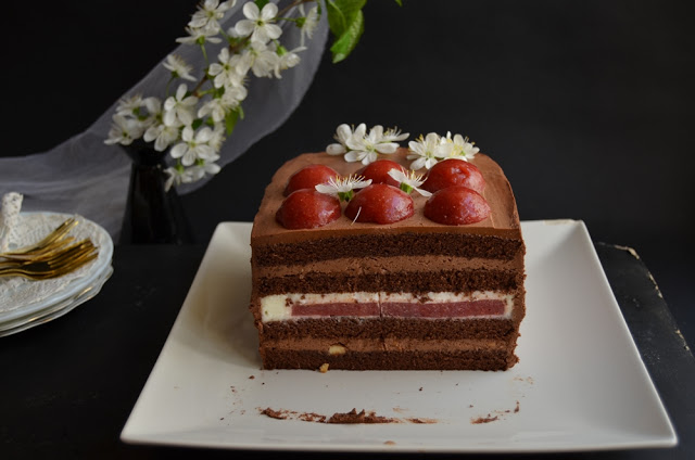 Tort cu ciocolata, crema de lapte si jeleu de capsune