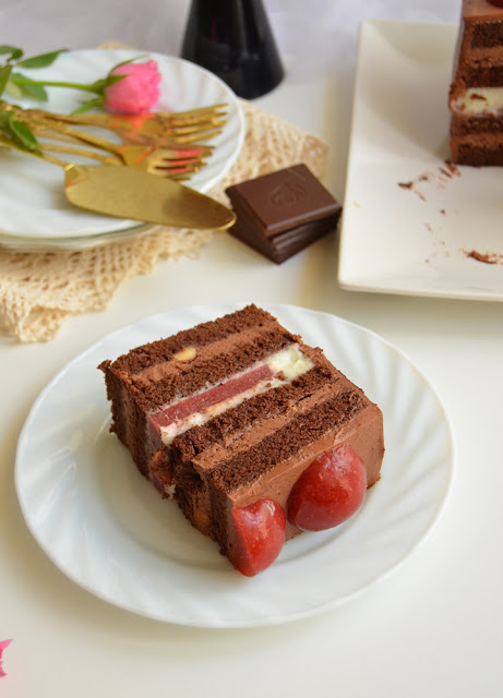 Tort cu ciocolata, crema de lapte si jeleu de capsune