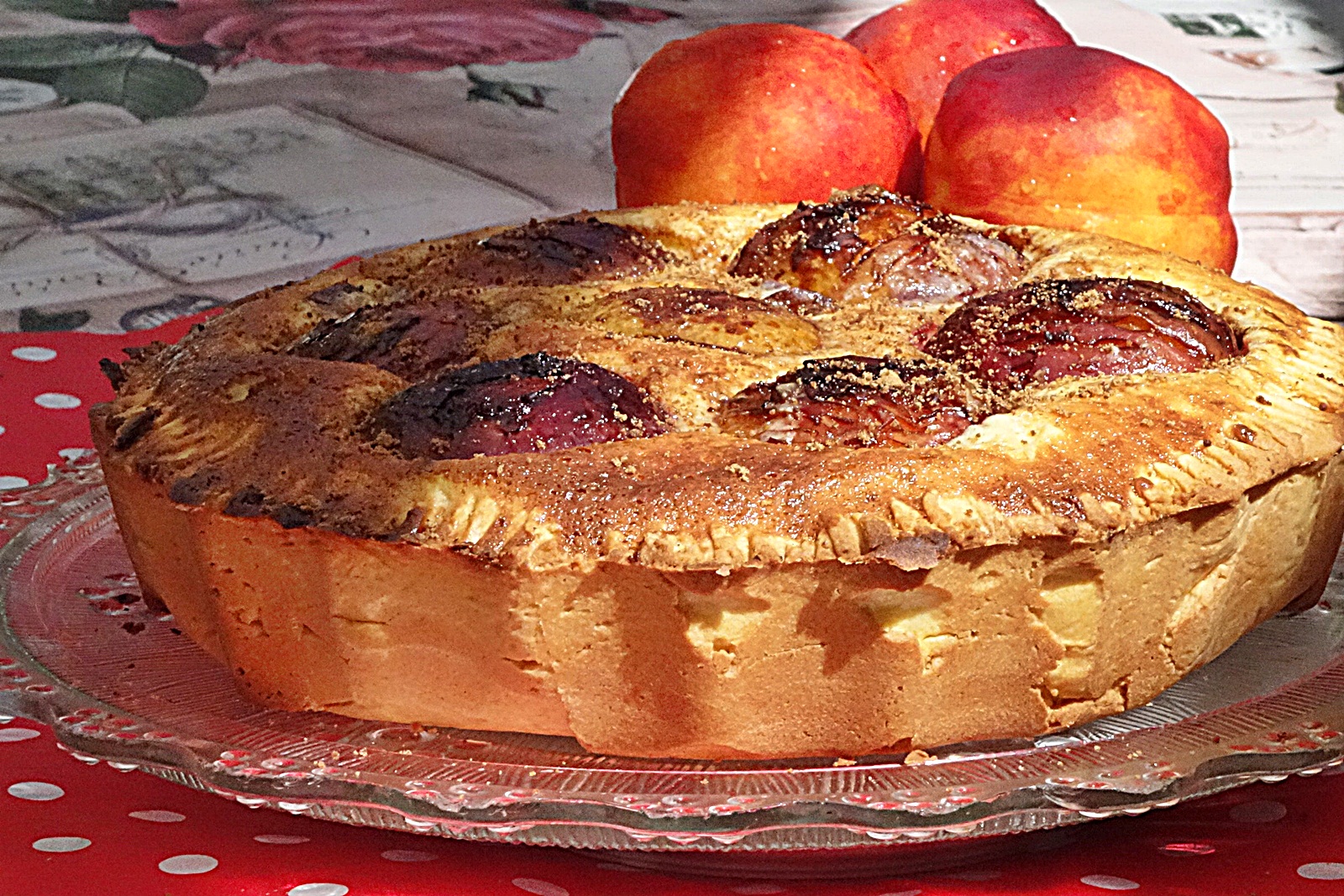 Tarta cu blat fraged si nectarine caramelizate