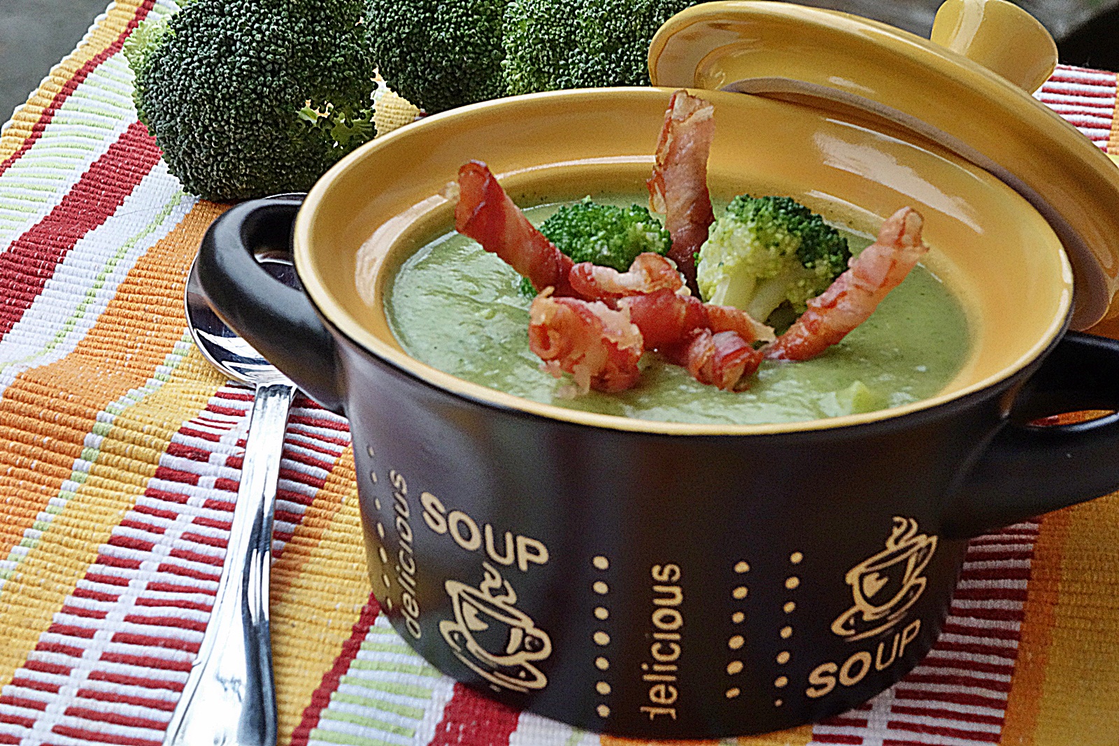 Supa crema de broccoli cu sticksuri de bacon