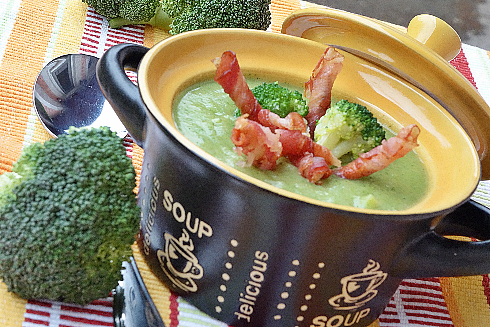 Supa crema de broccoli cu sticksuri de bacon