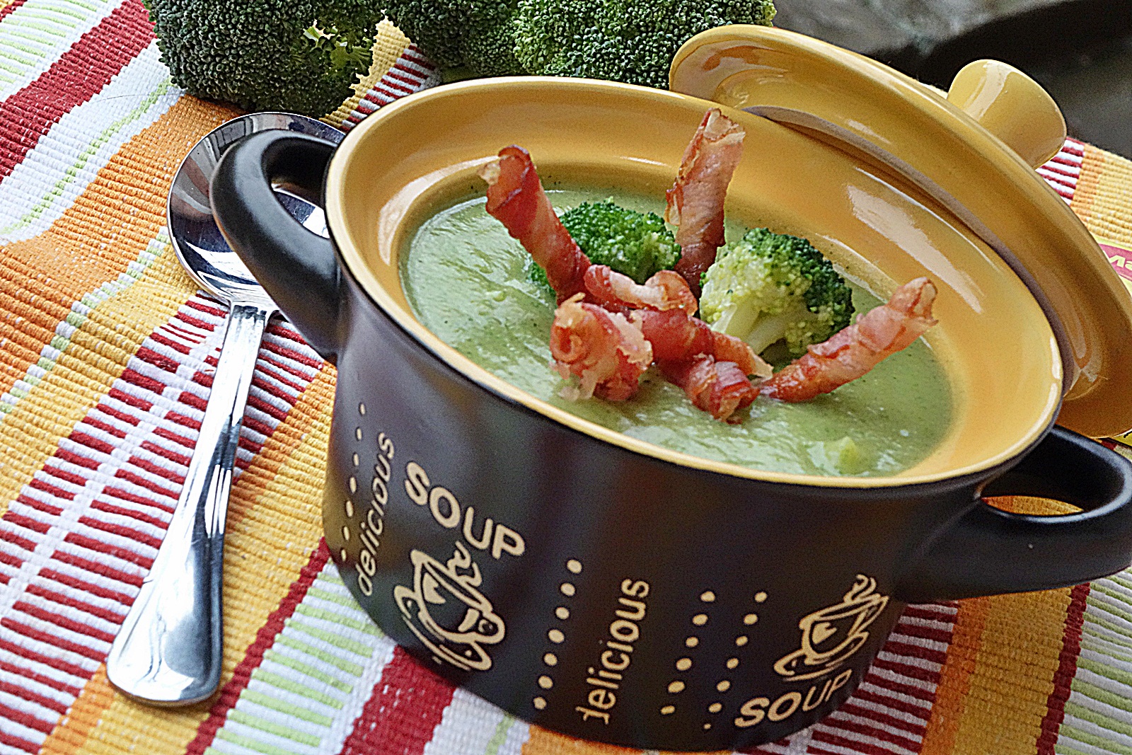 Supa crema de broccoli cu sticksuri de bacon