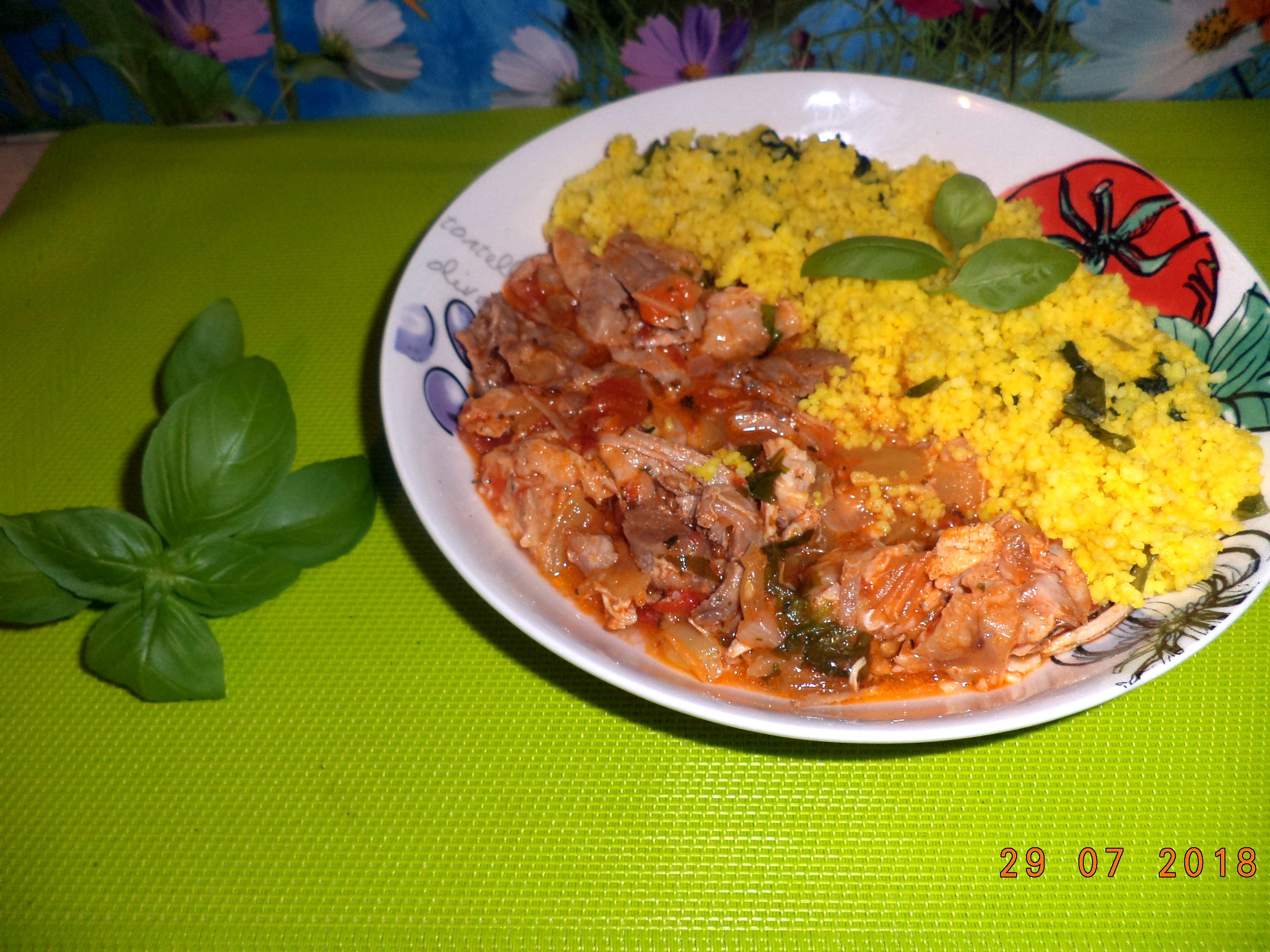 Curcan in sos de rosii cu cuscus aromat