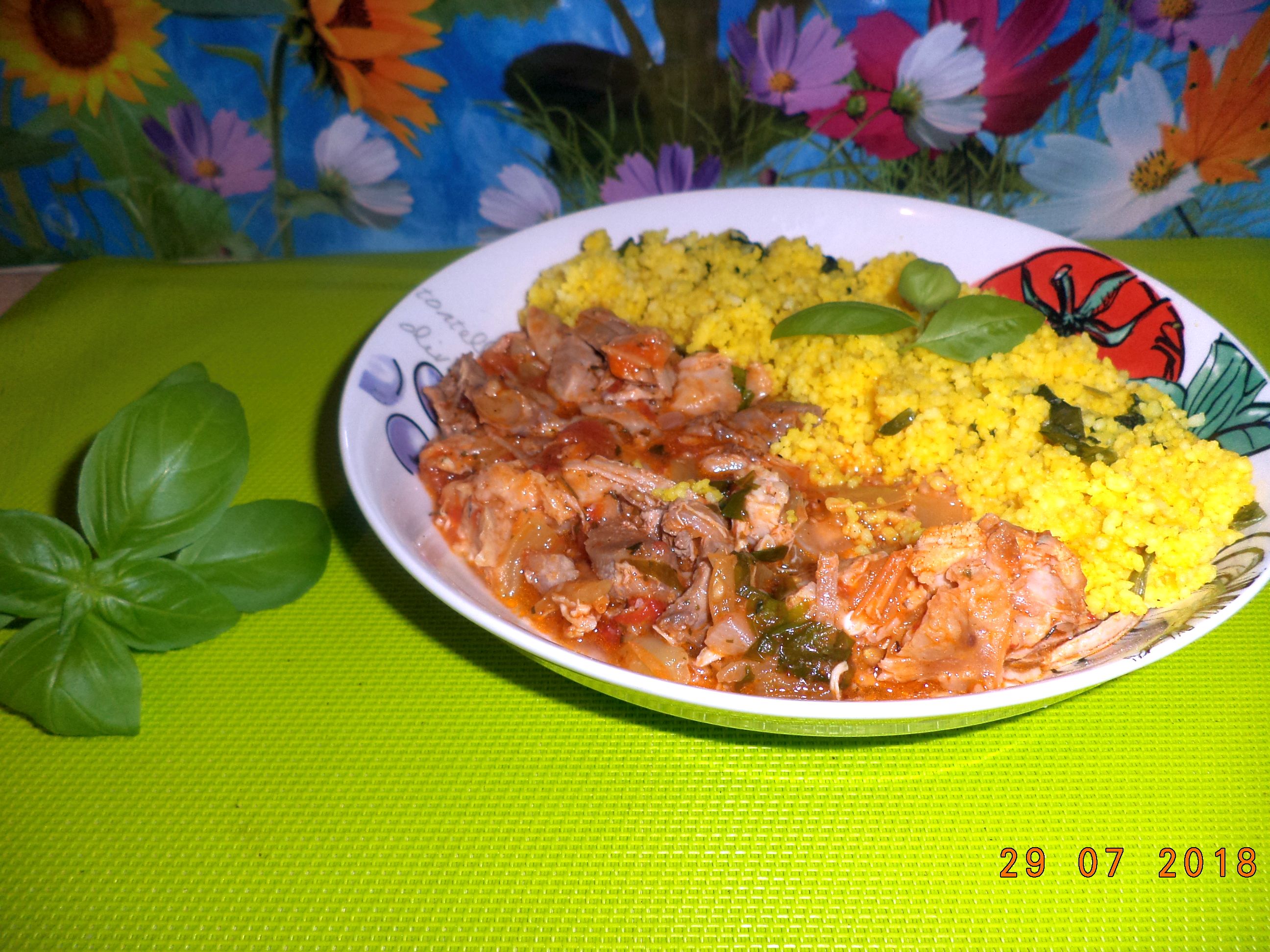 Curcan in sos de rosii cu cuscus aromat