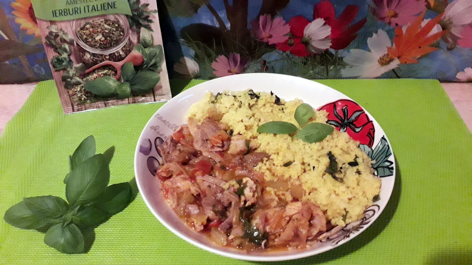 Curcan in sos de rosii cu cuscus aromat