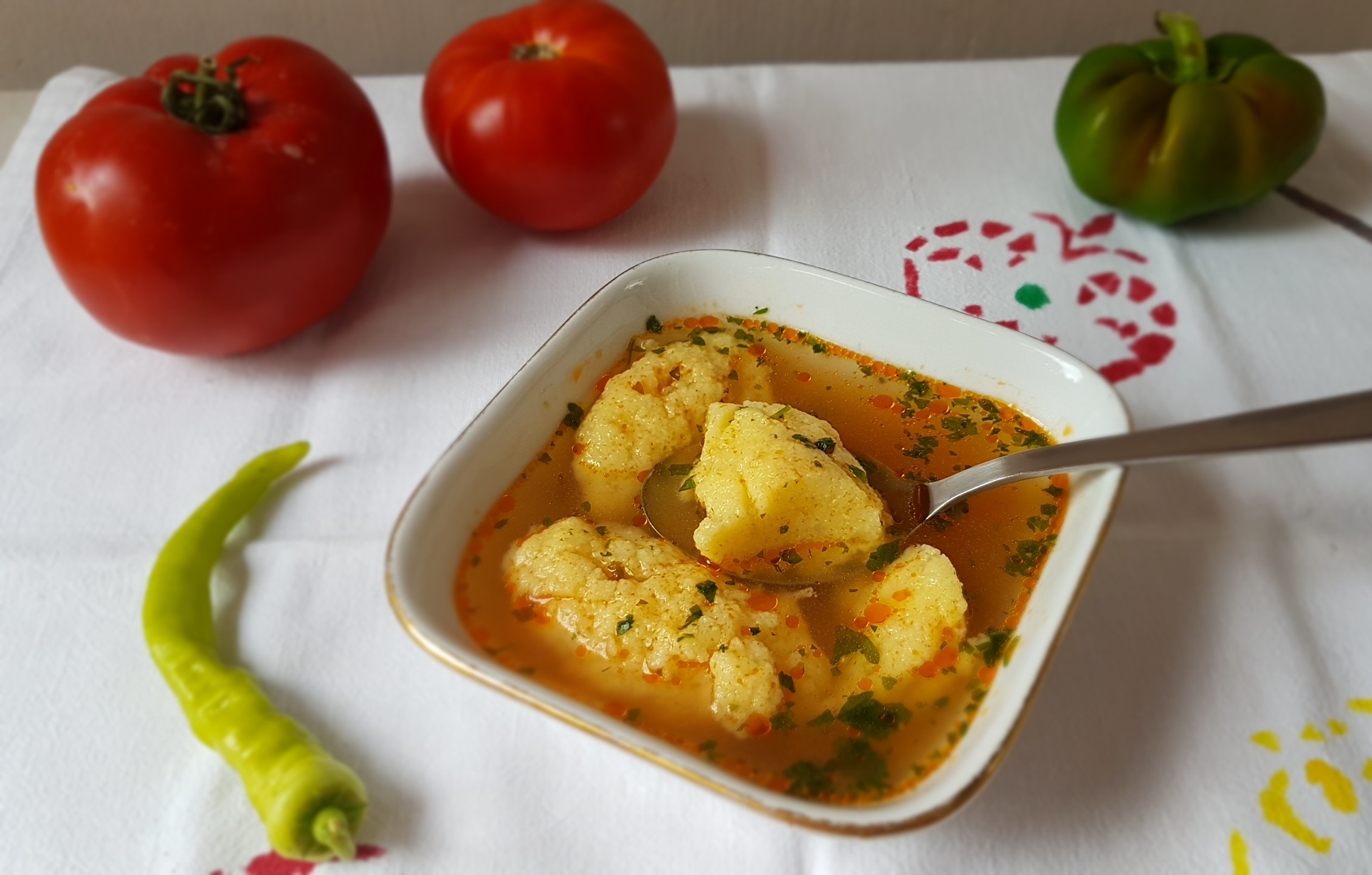 Supa de rosii cu galuste pufoase de gris - o supa delicioasa