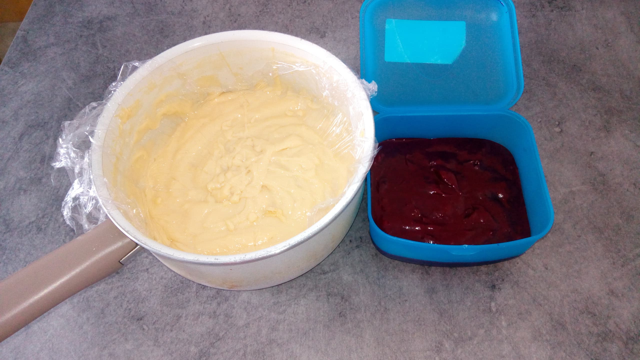 Tort cu mousse de vanilie si piure de zmeura
