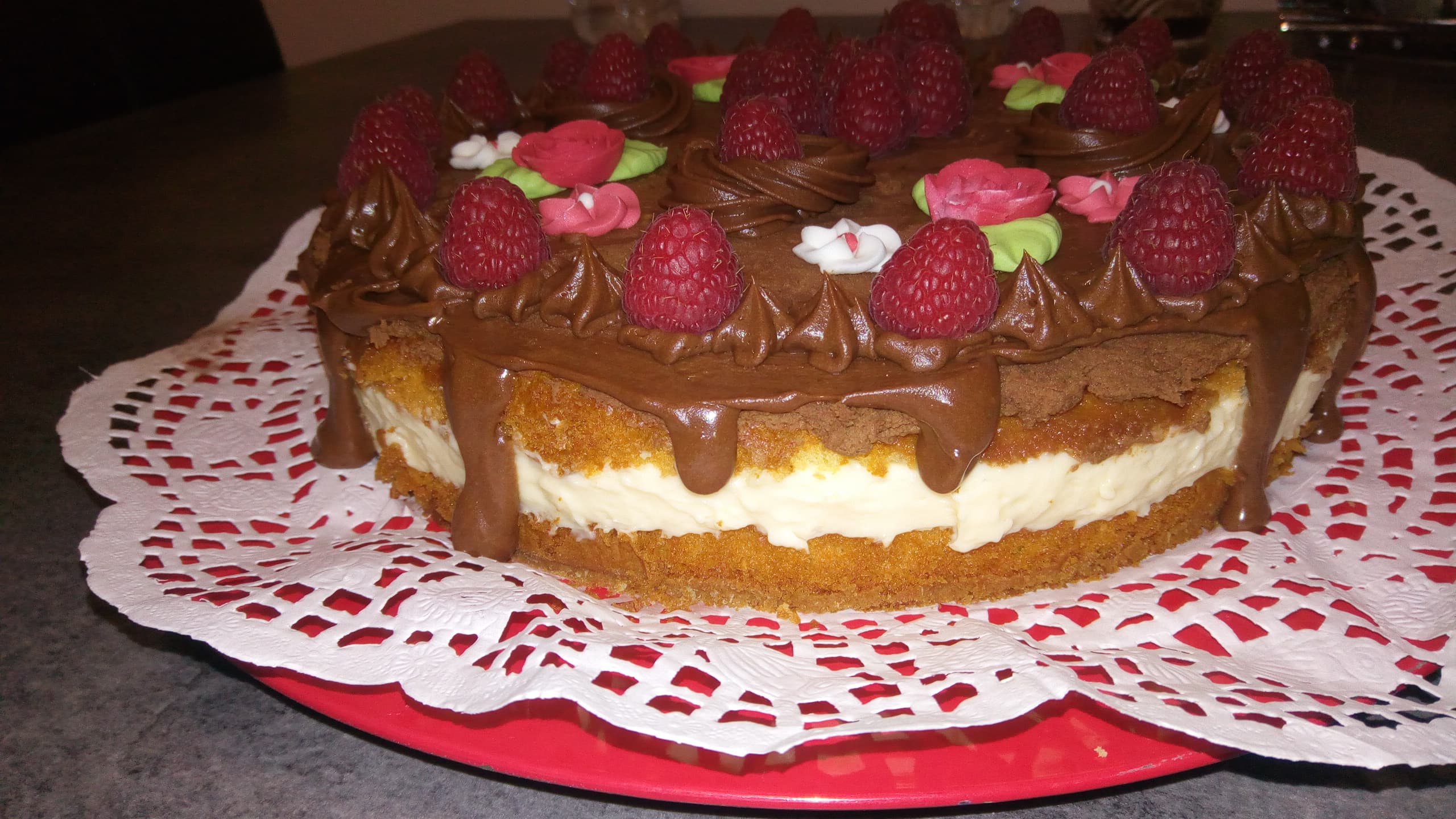 Tort cu mousse de vanilie si piure de zmeura