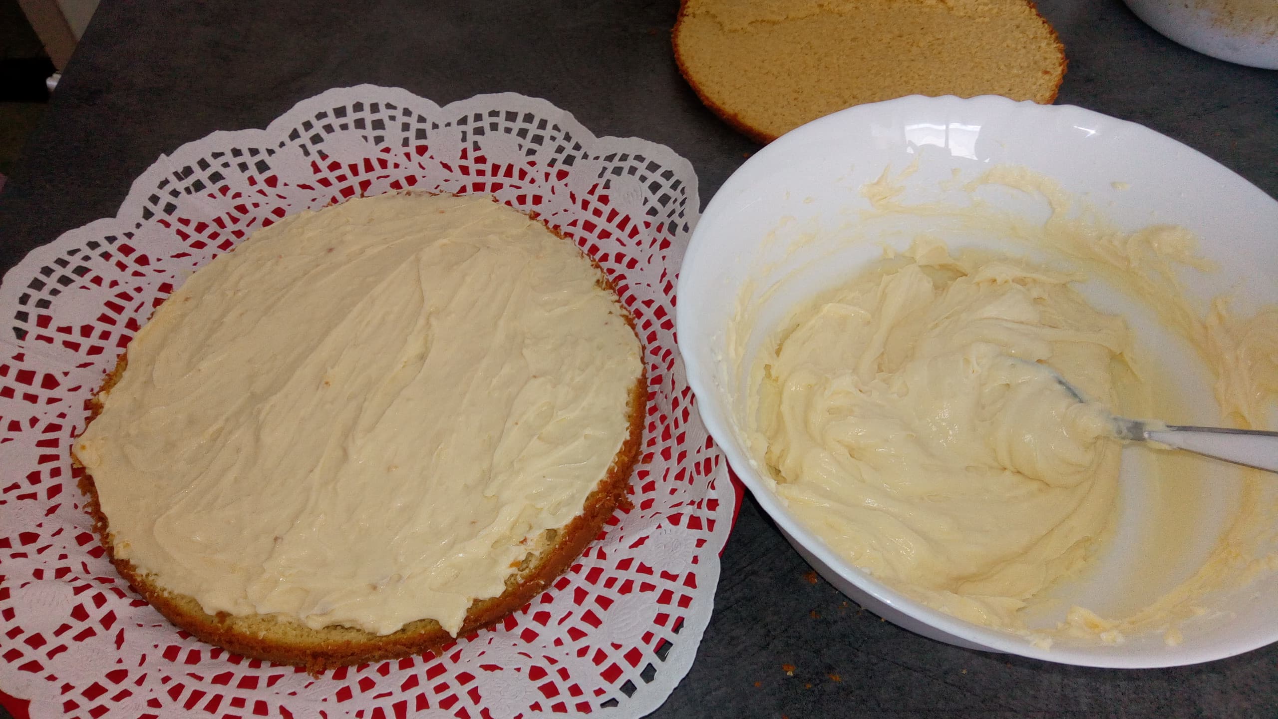 Tort cu mousse de vanilie si piure de zmeura