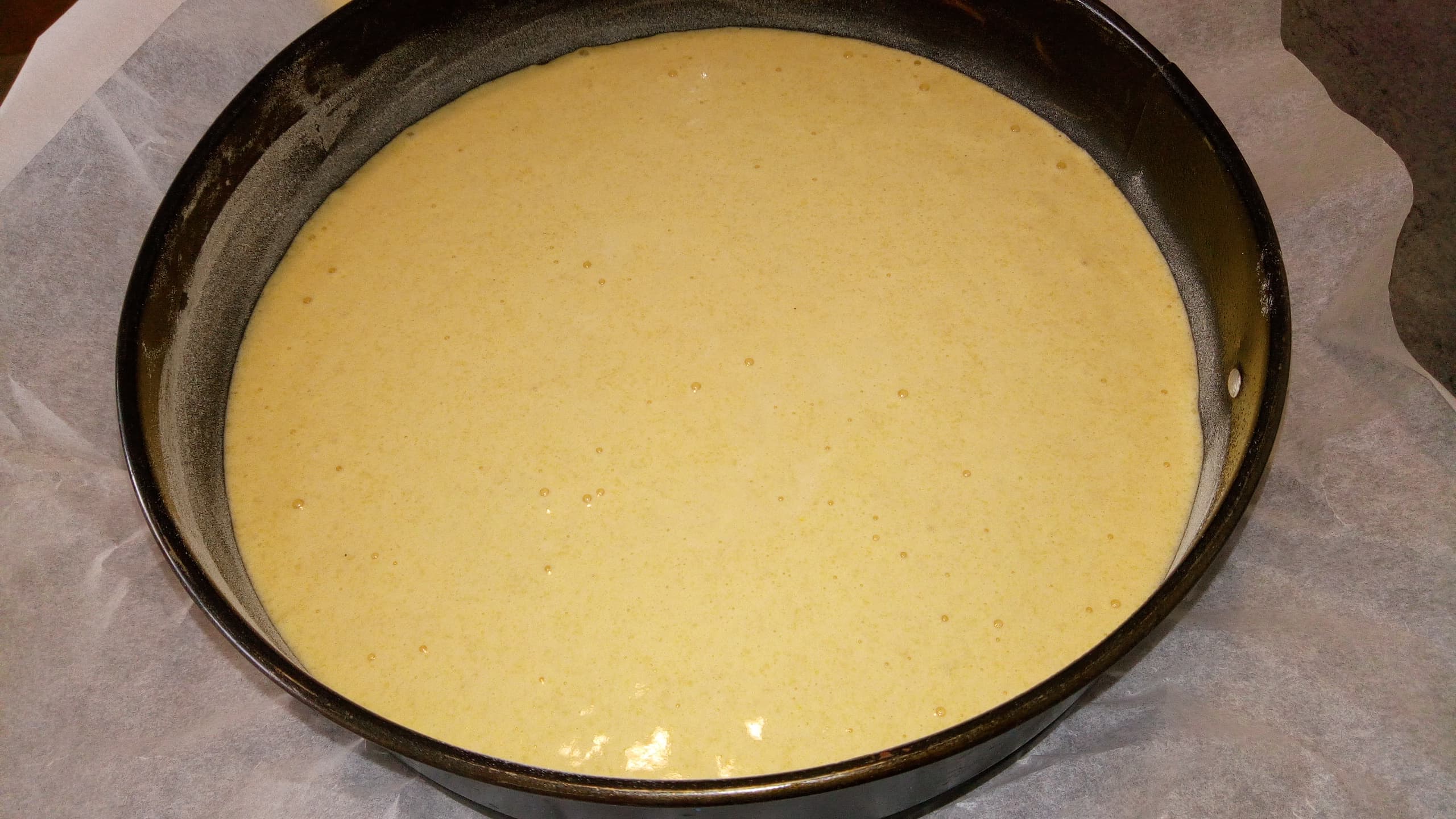 Tort cu mousse de vanilie si piure de zmeura