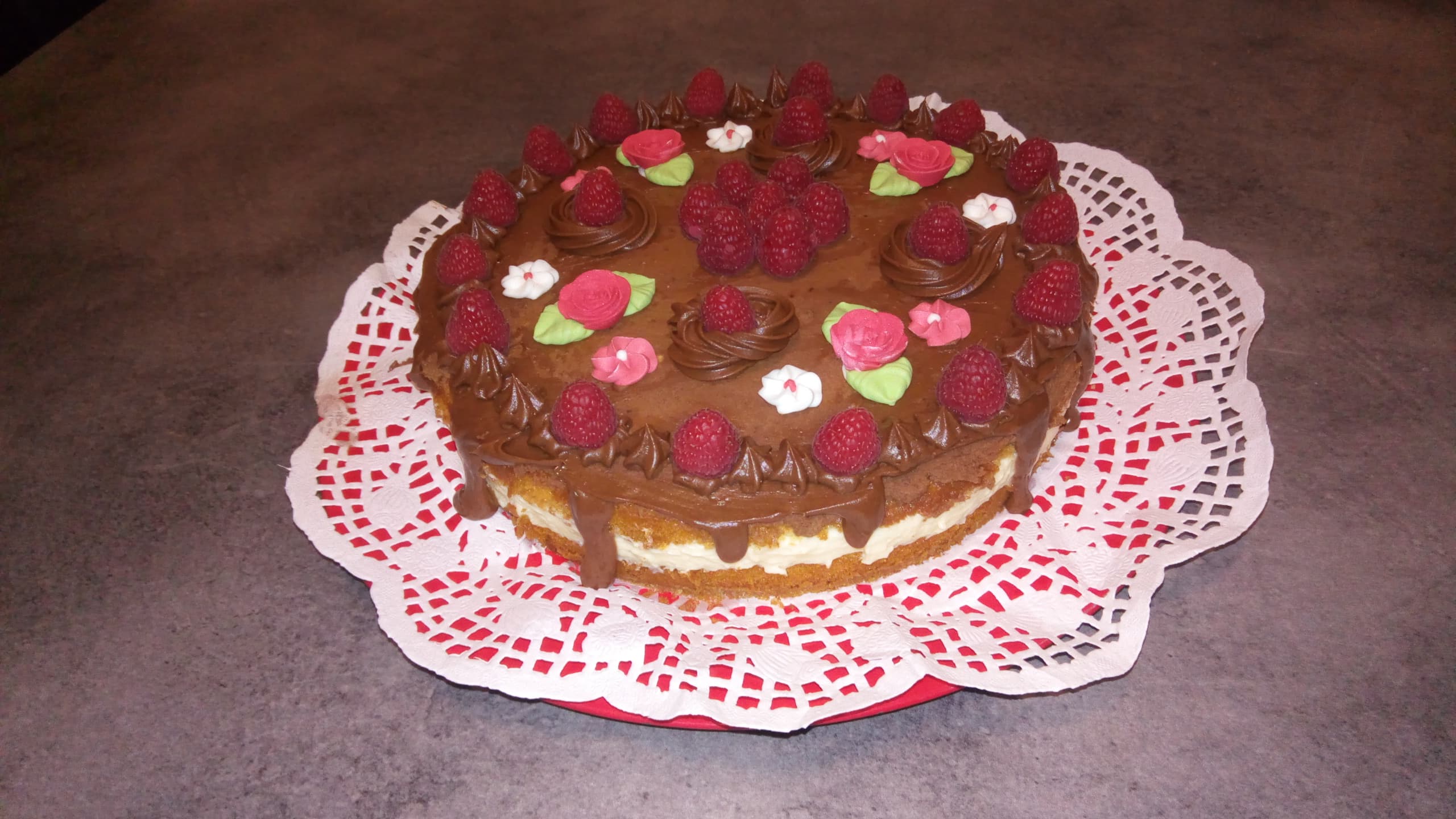 Tort cu mousse de vanilie si piure de zmeura