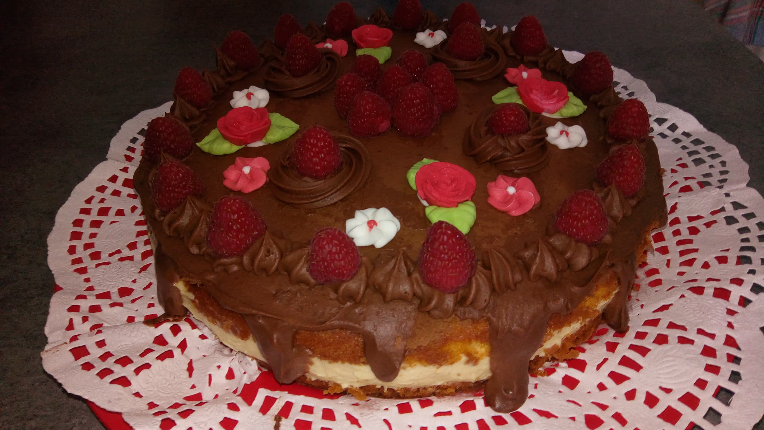 Tort cu mousse de vanilie si piure de zmeura