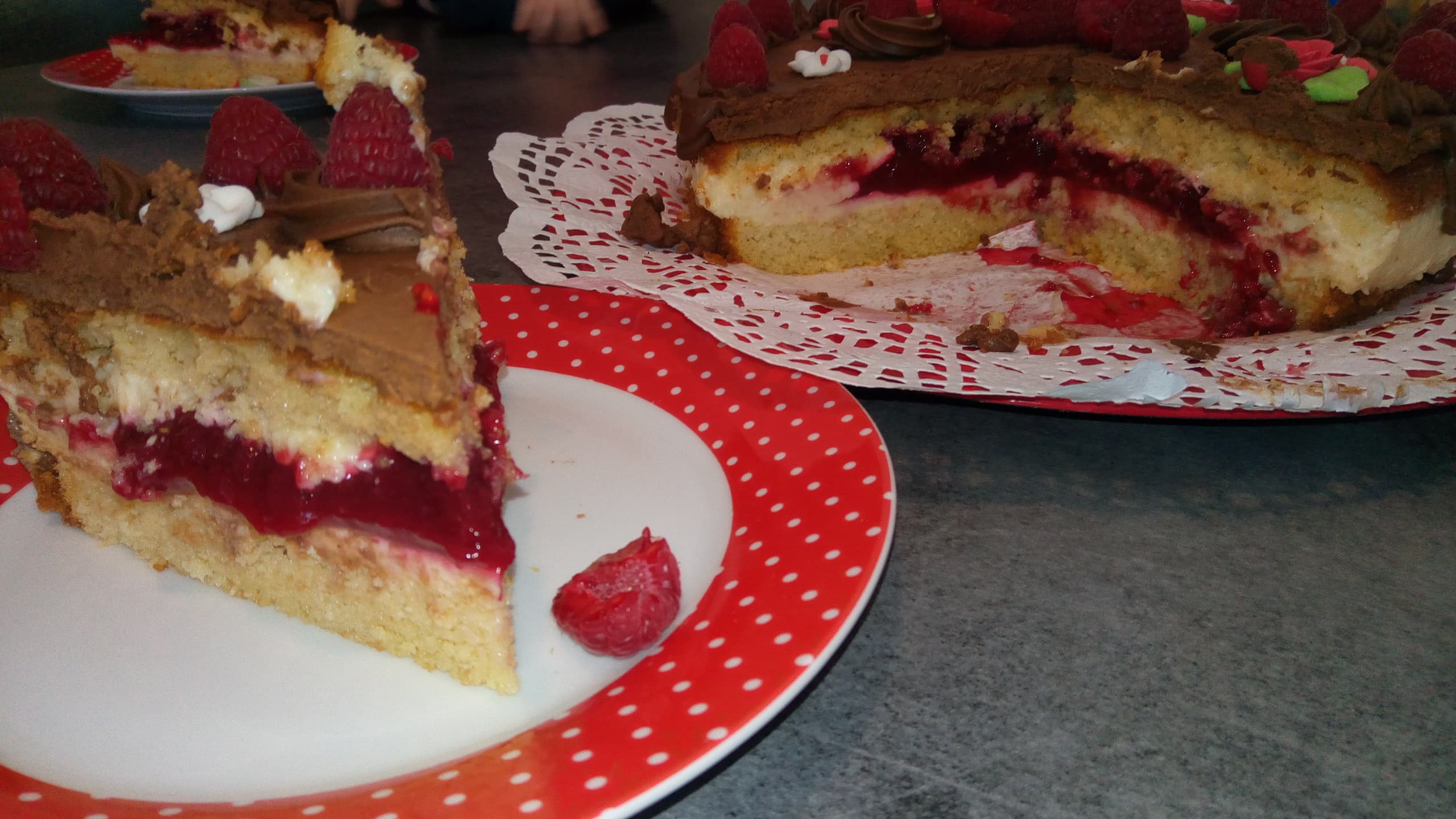 Tort cu mousse de vanilie si piure de zmeura