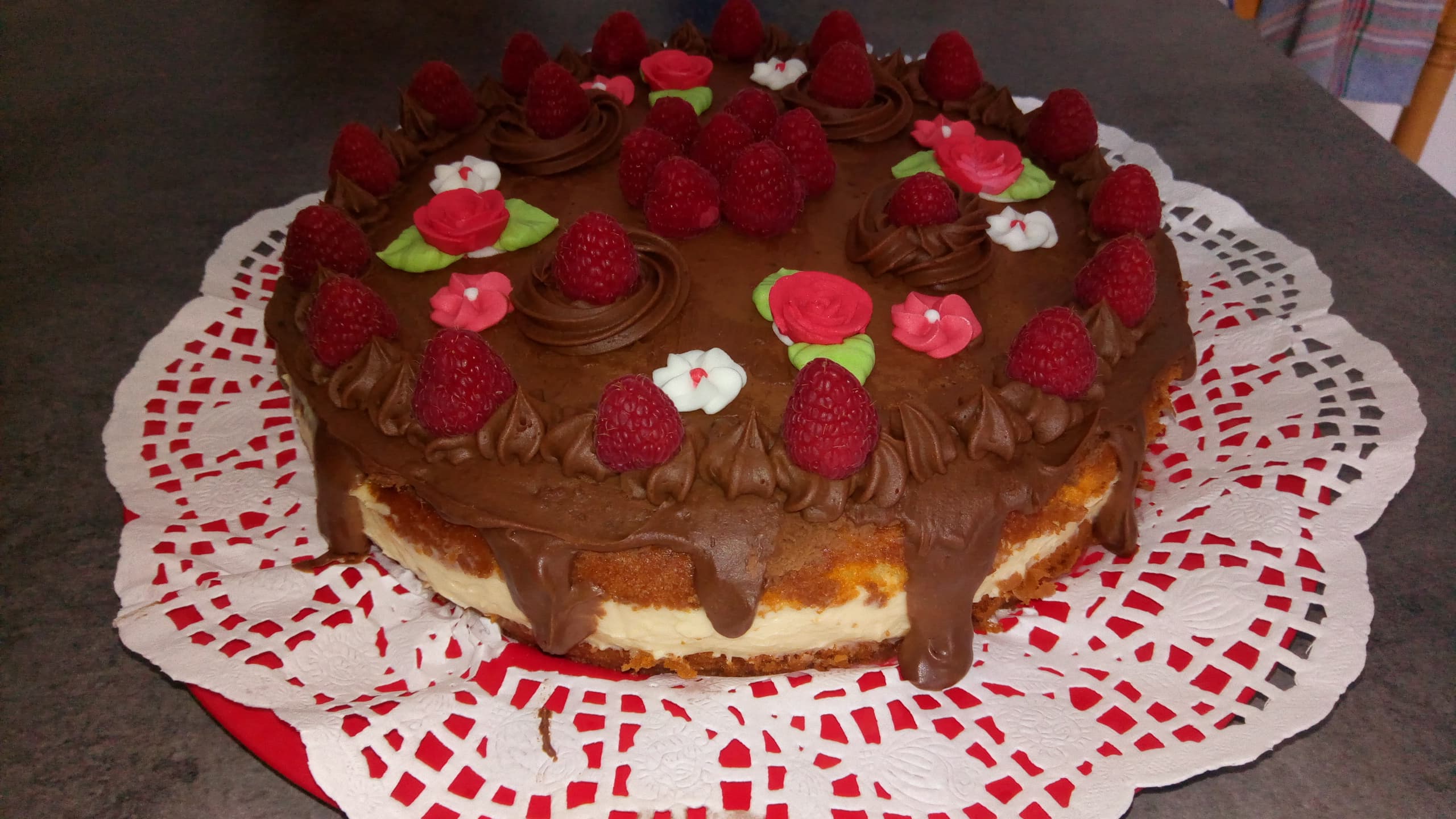 Tort cu mousse de vanilie si piure de zmeura
