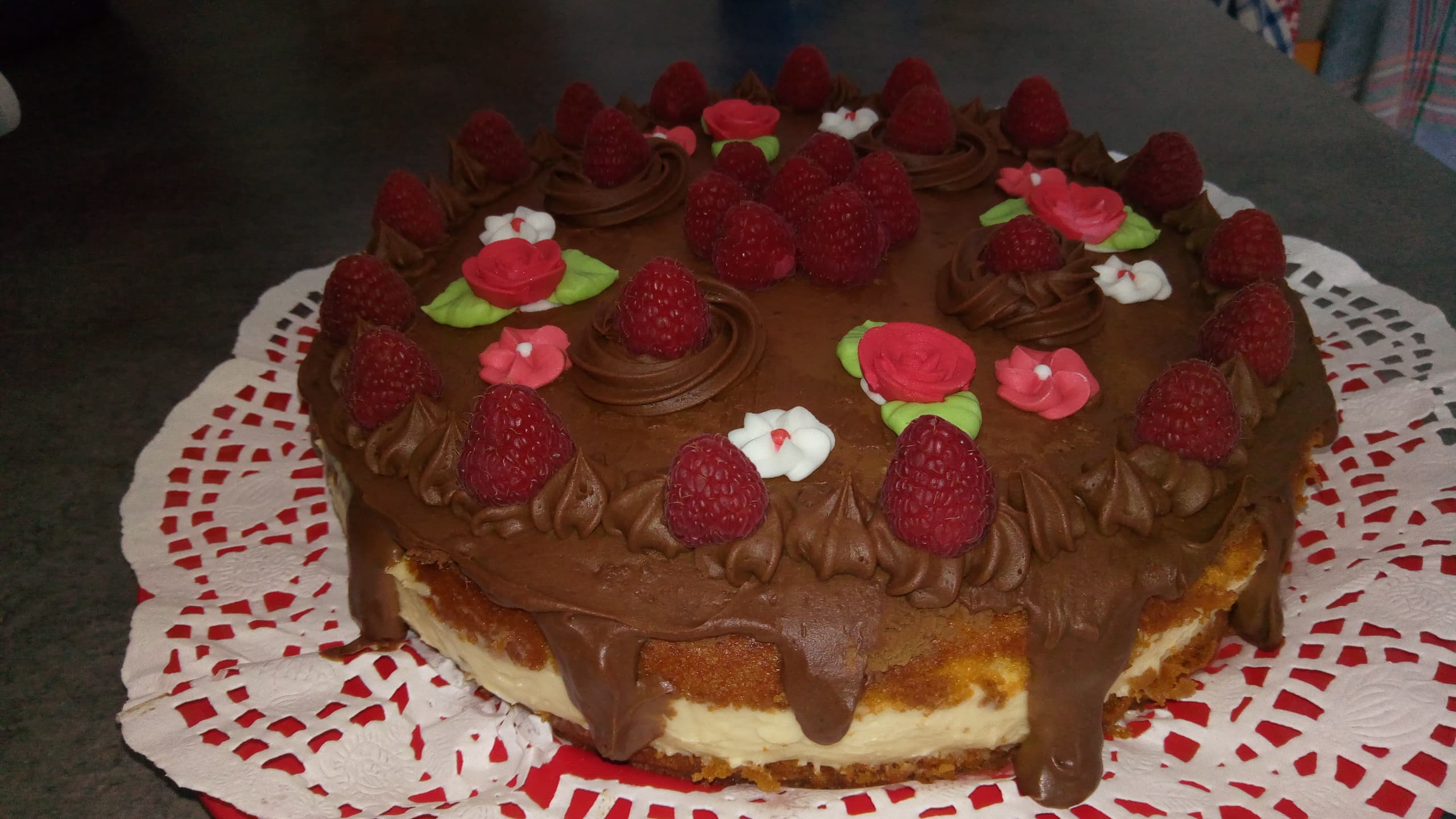 Tort cu mousse de vanilie si piure de zmeura