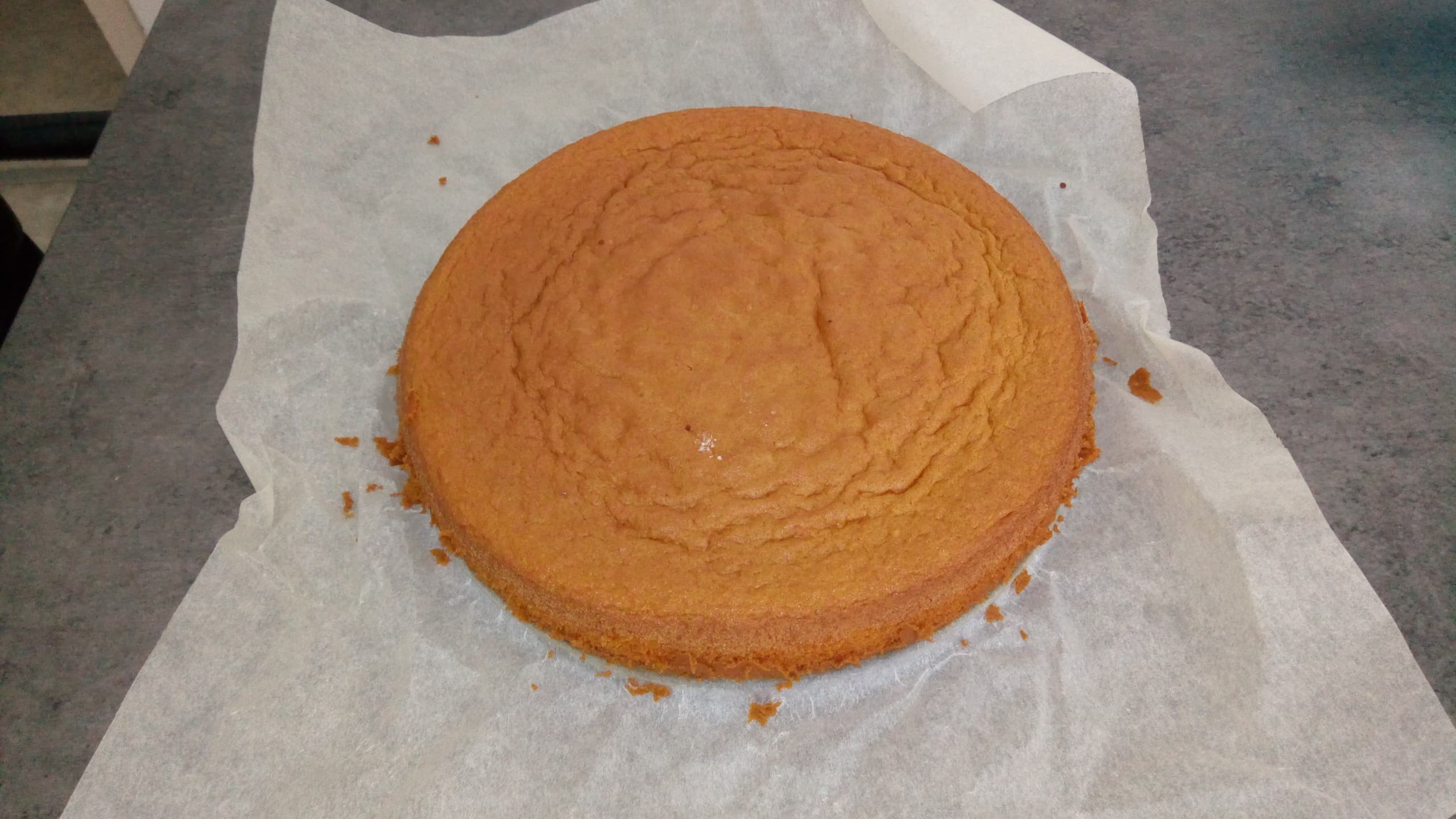 Tort cu mousse de vanilie si piure de zmeura