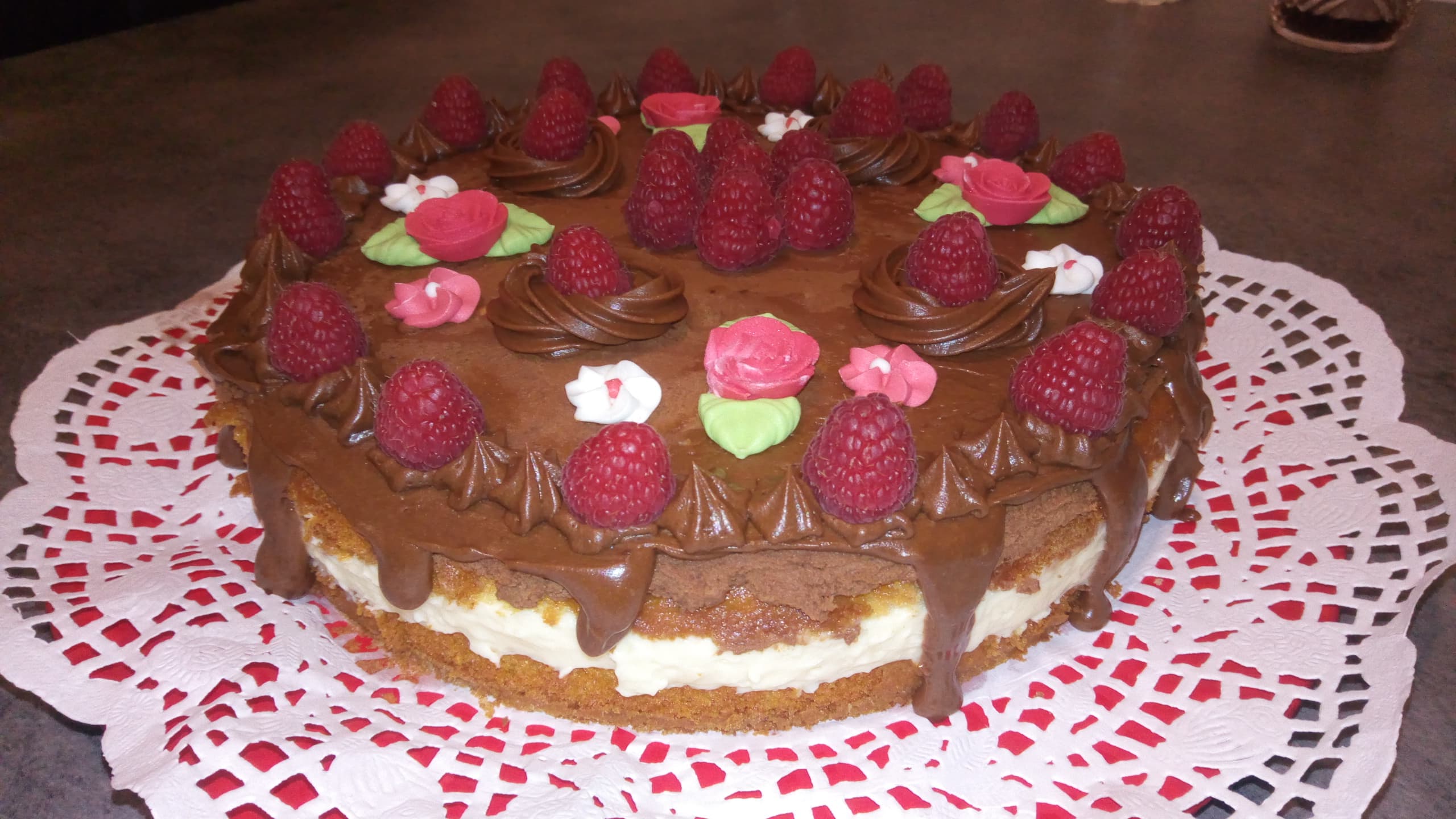 Tort cu mousse de vanilie si piure de zmeura
