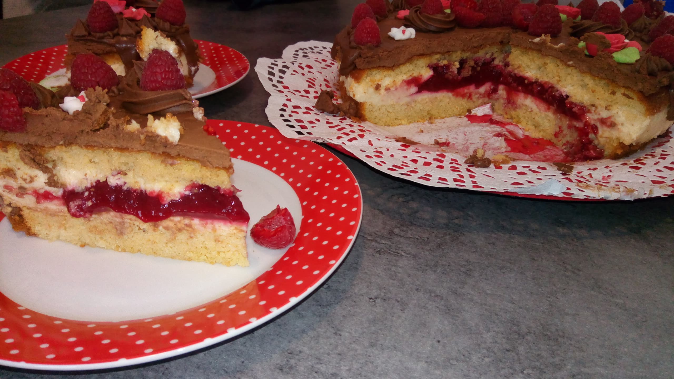 Tort cu mousse de vanilie si piure de zmeura