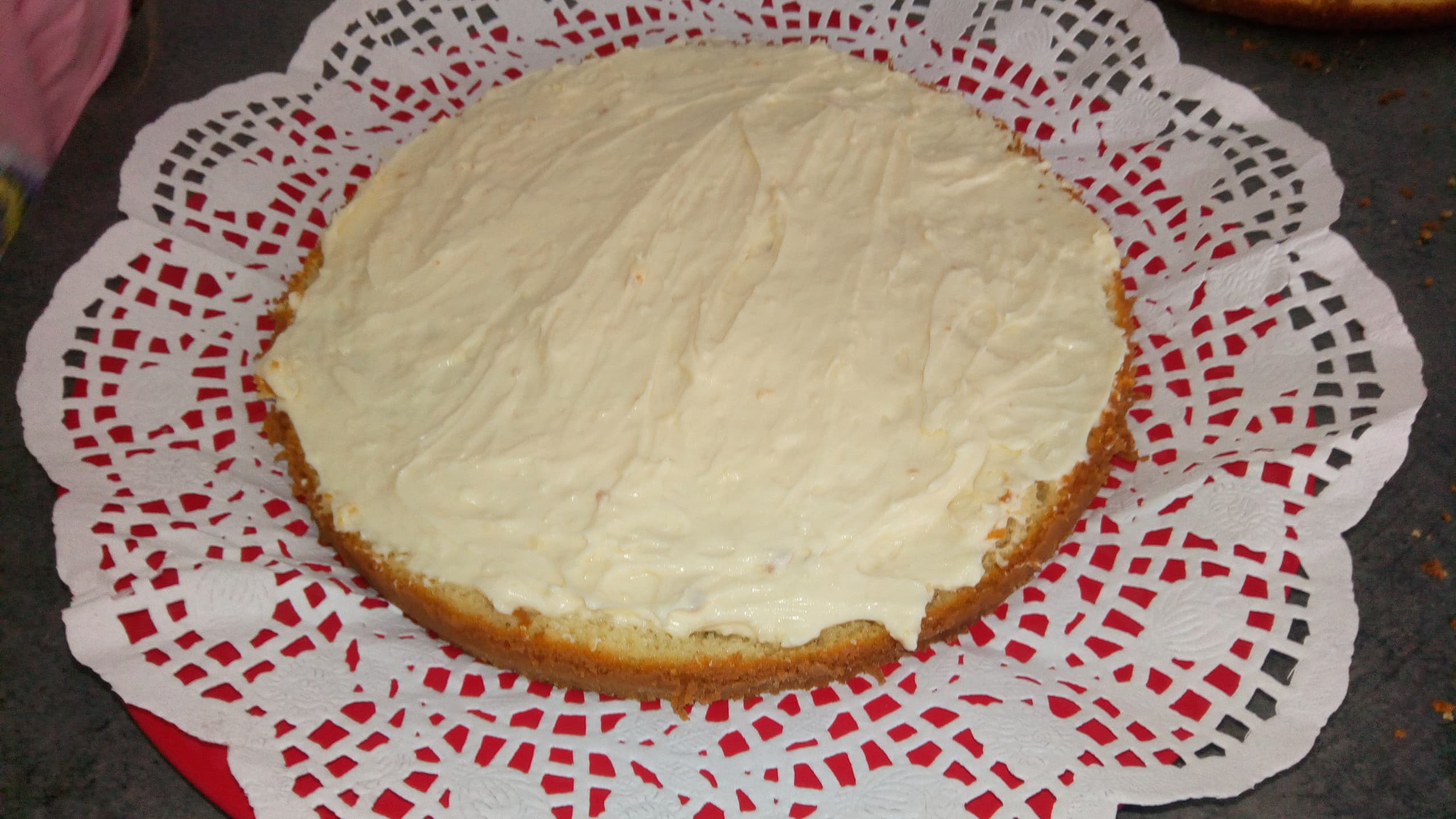 Tort cu mousse de vanilie si piure de zmeura