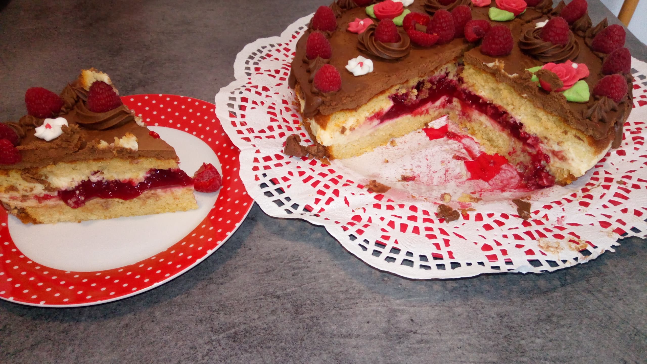 Tort cu mousse de vanilie si piure de zmeura