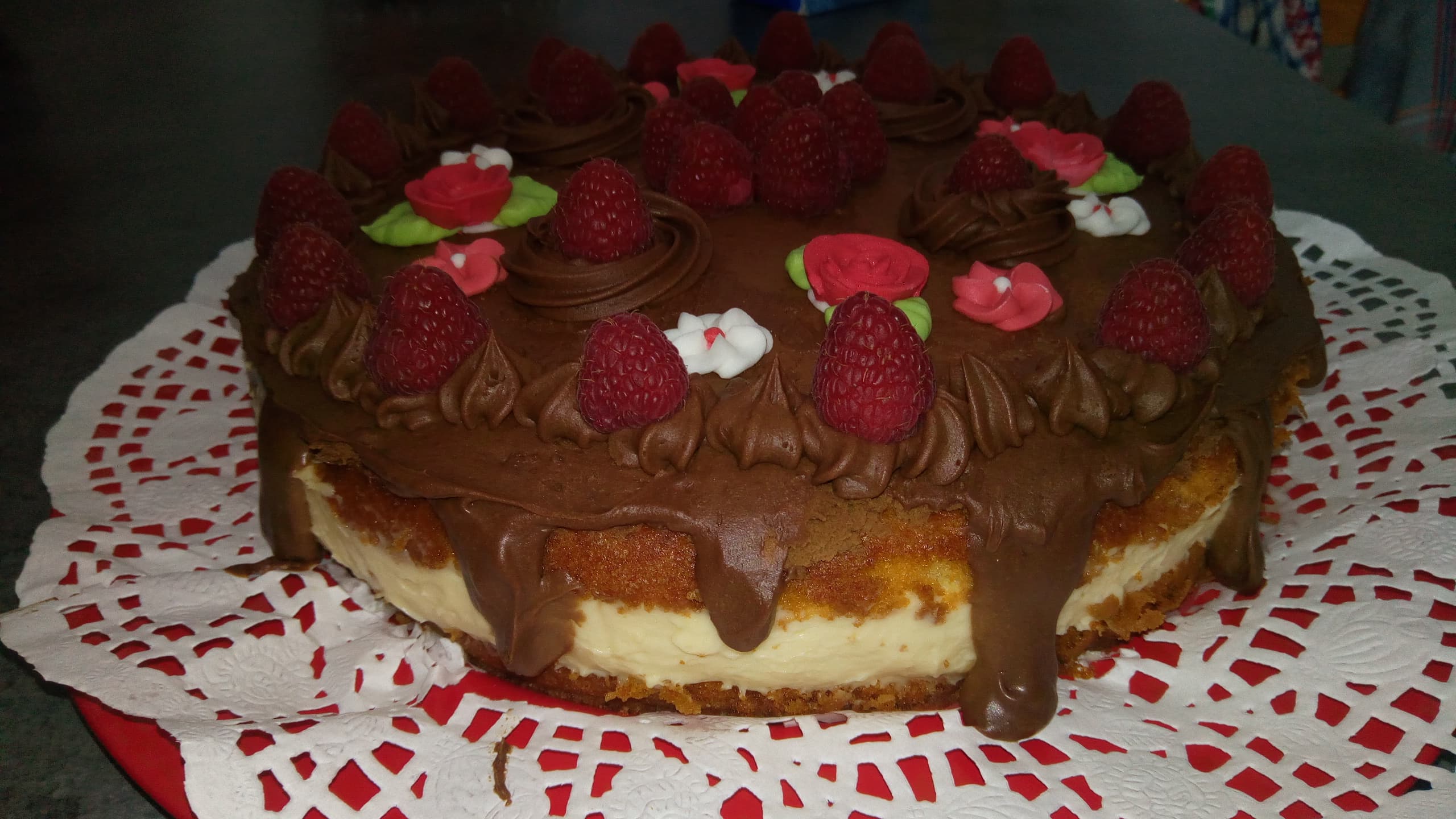 Tort cu mousse de vanilie si piure de zmeura
