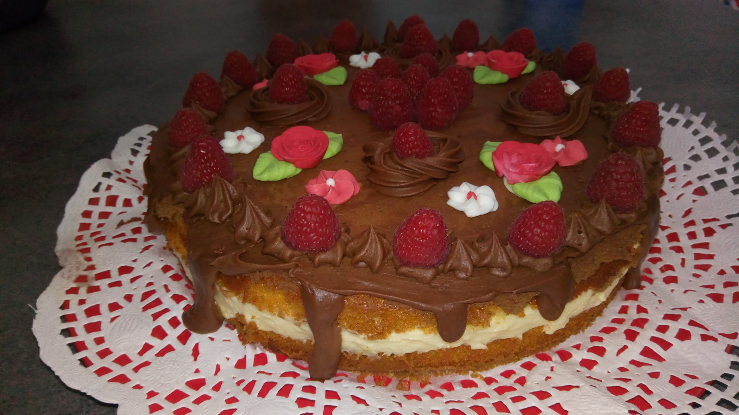 Tort cu mousse de vanilie si piure de zmeura