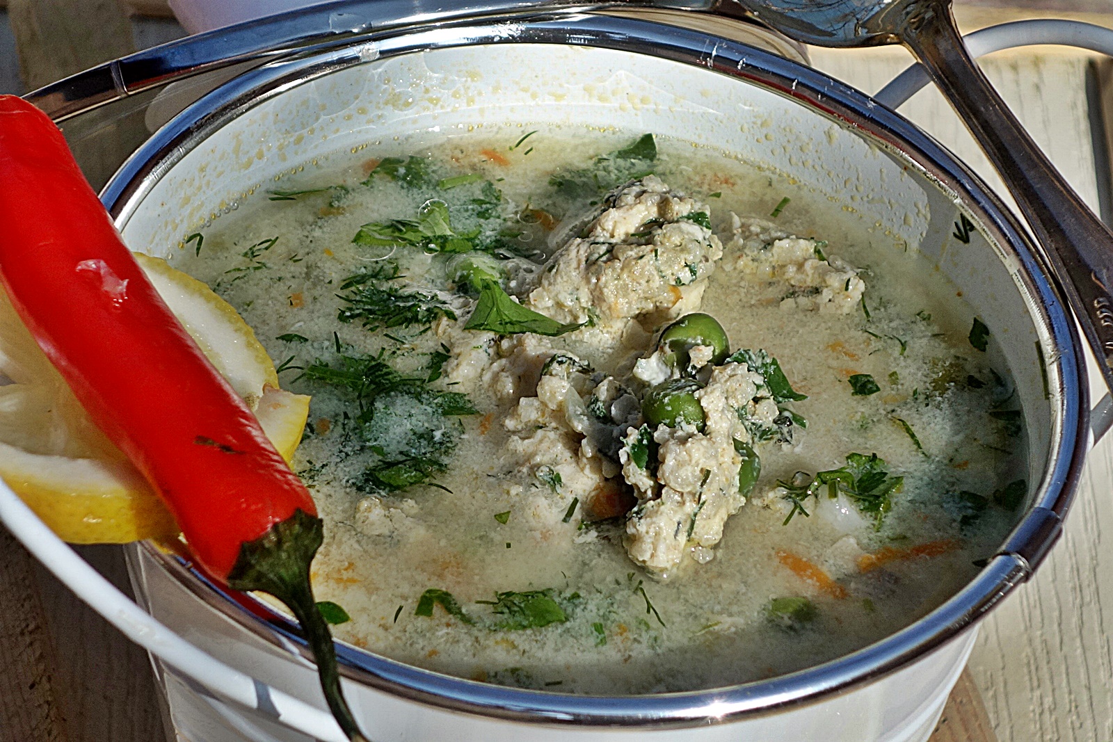 Ciorba dreasa cu oua si perisoare din legume