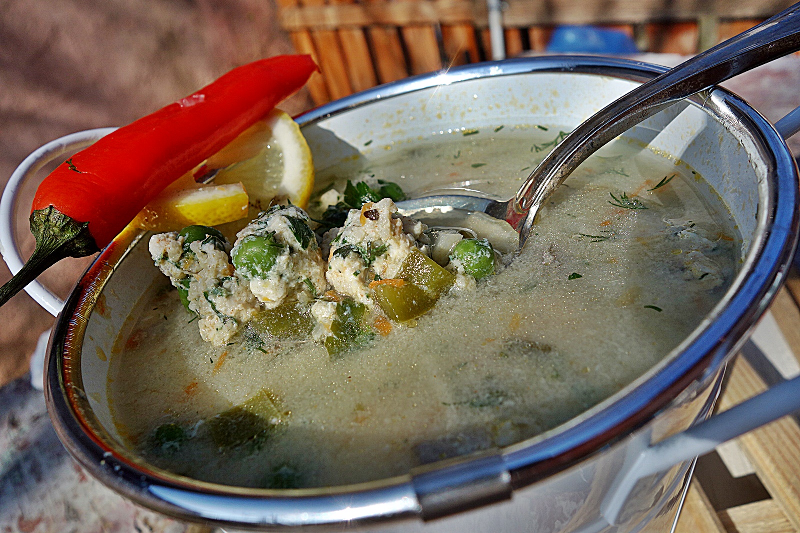 Ciorba dreasa cu oua si perisoare din legume