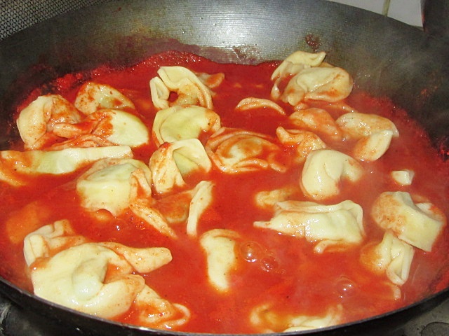 Tortellini cu spanac in sos de rosii cu oua ochiuri